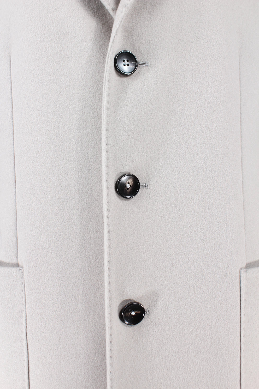 Cappotto in lana grigio perla bottoni