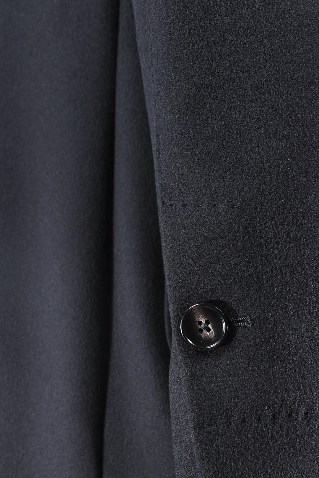 Cappotto in lana nera manica