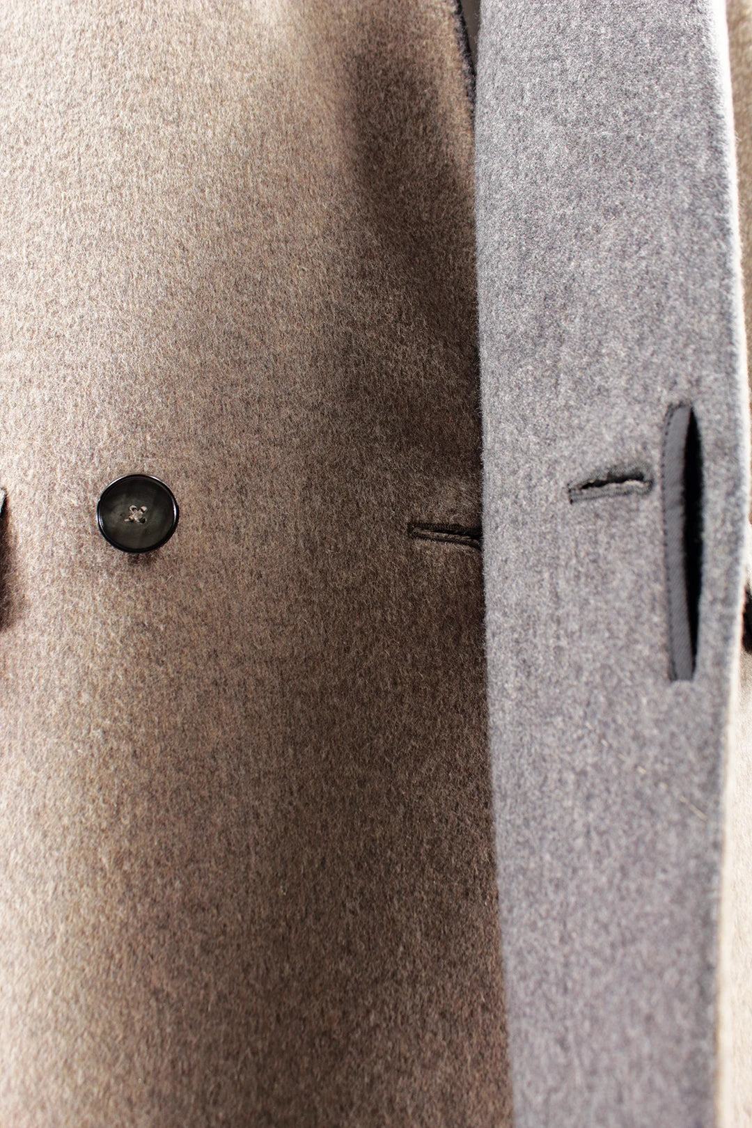Cappotto sciallato in lana e cashmere tortora chiusura