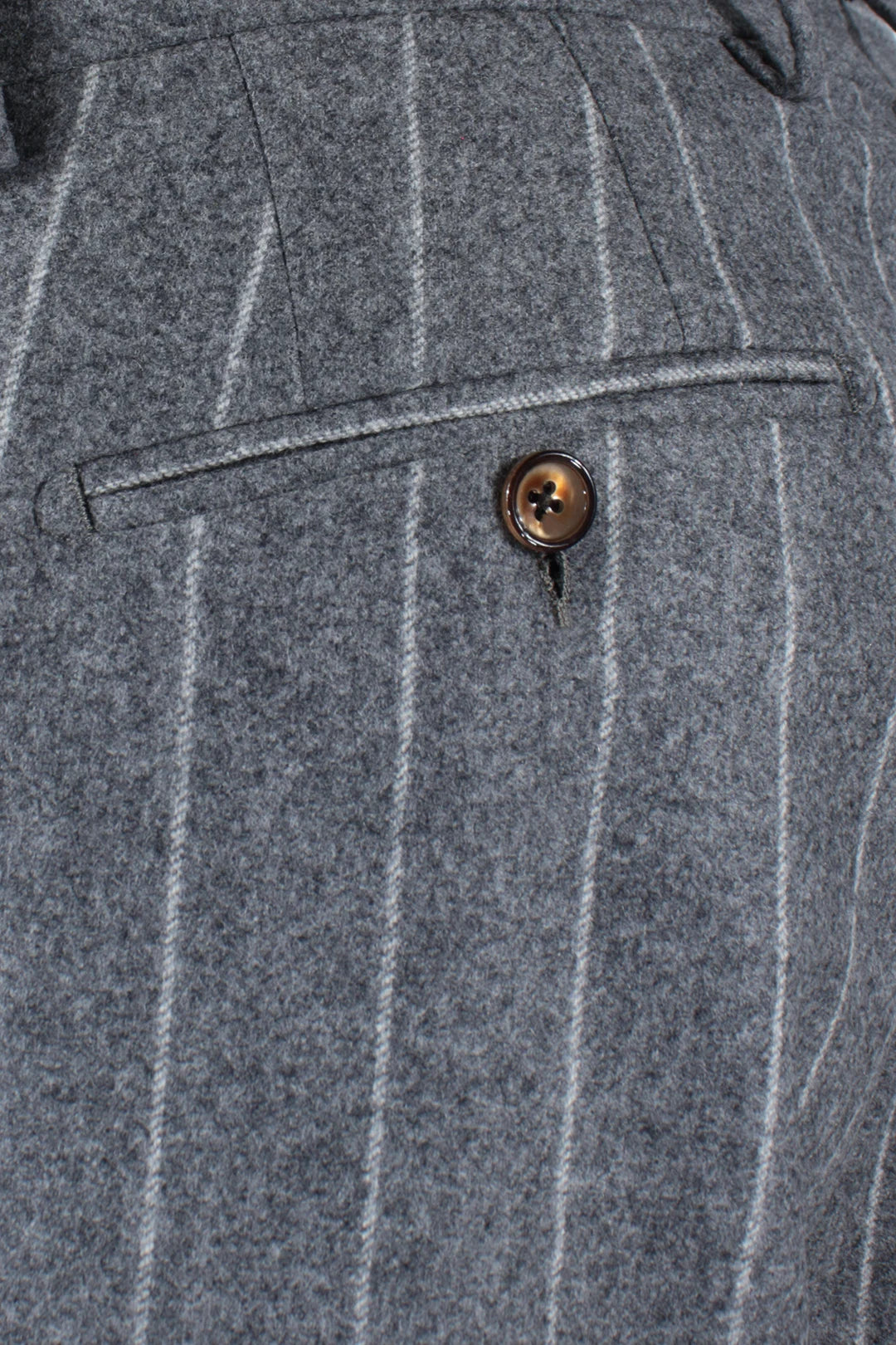 Pantalone con pince in flanella grigia gessata taschino