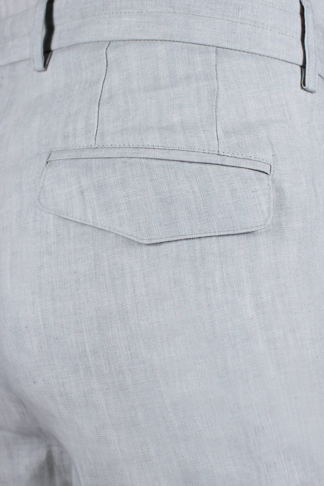 Pantalone con pince e coulisse in lino grigo perla pattina