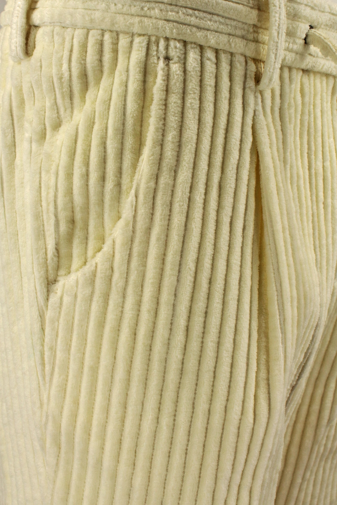 Pantalone con pince e coulisse in velluto panna pince