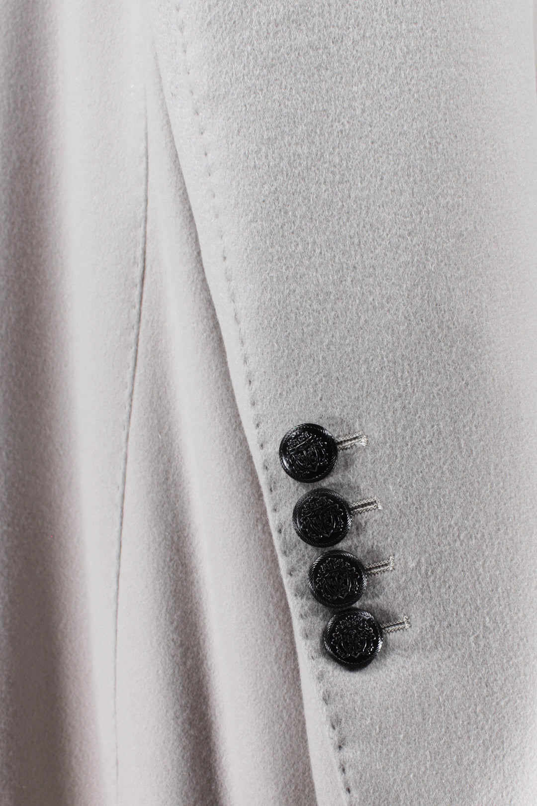 Cappotto doppiopetto in lana grigio perla manica