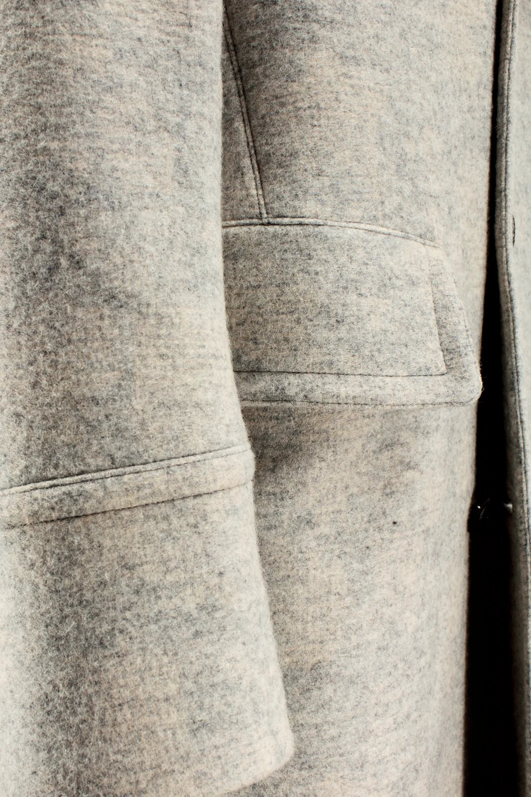 Cappotto doppiopetto in lana e cotone bianco manica