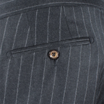 Pantalone con pince in flanella grigia gessata taschino