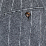 Pantalone con pince in flanella grigia gessata taschino