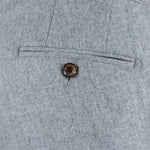 Pantalone con pince in flanella grigio chiaro taschino