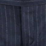 Pantalone con due pince e fibbie laterali in lana blu gessata patta