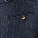 Pantalone con due pince e fibbie laterali in lana blu gessata taschino