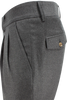 Pantalone con due pinces in lana grigio fumo lato