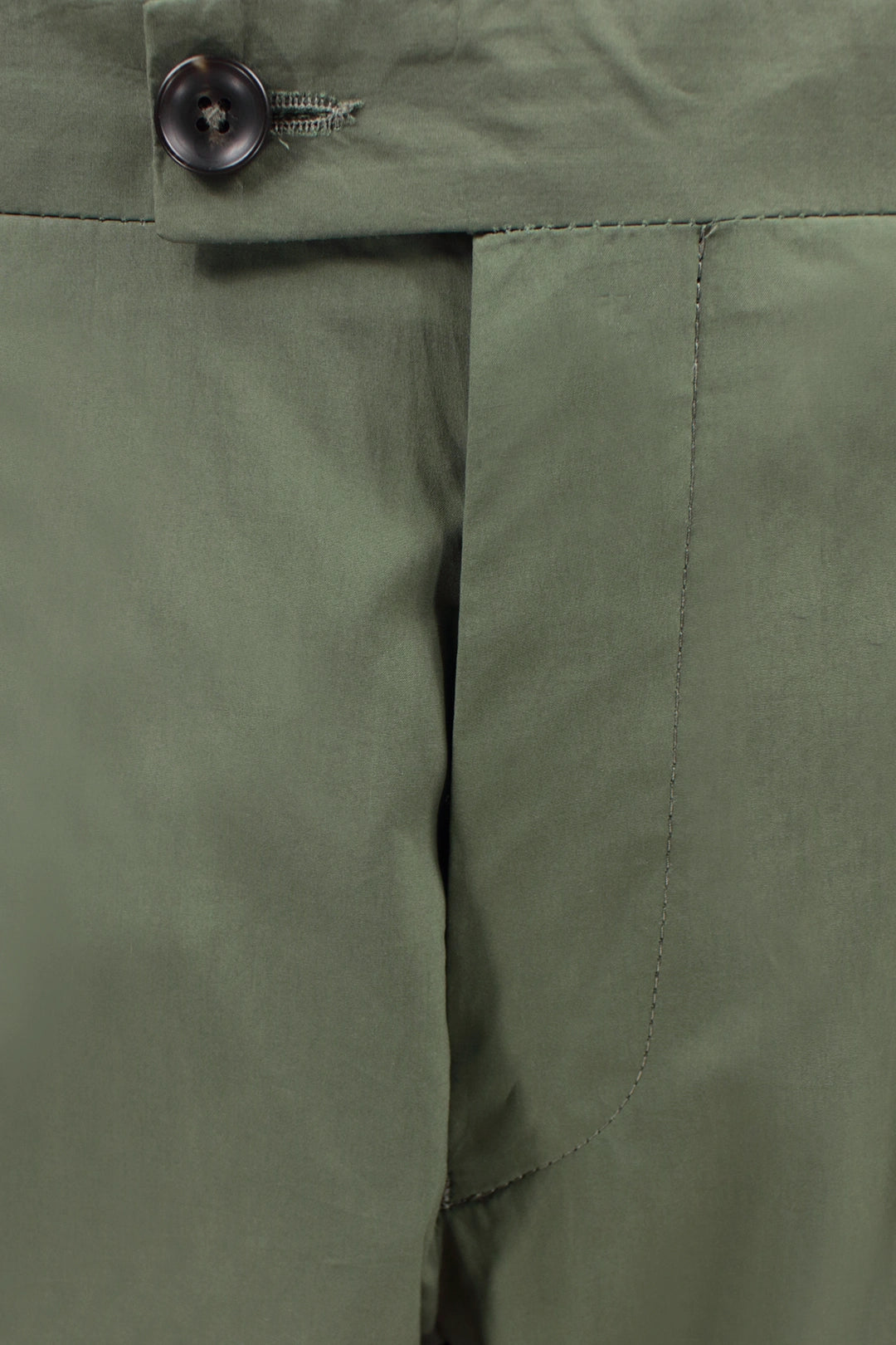 Pantalone con una pince in cotone verde patta