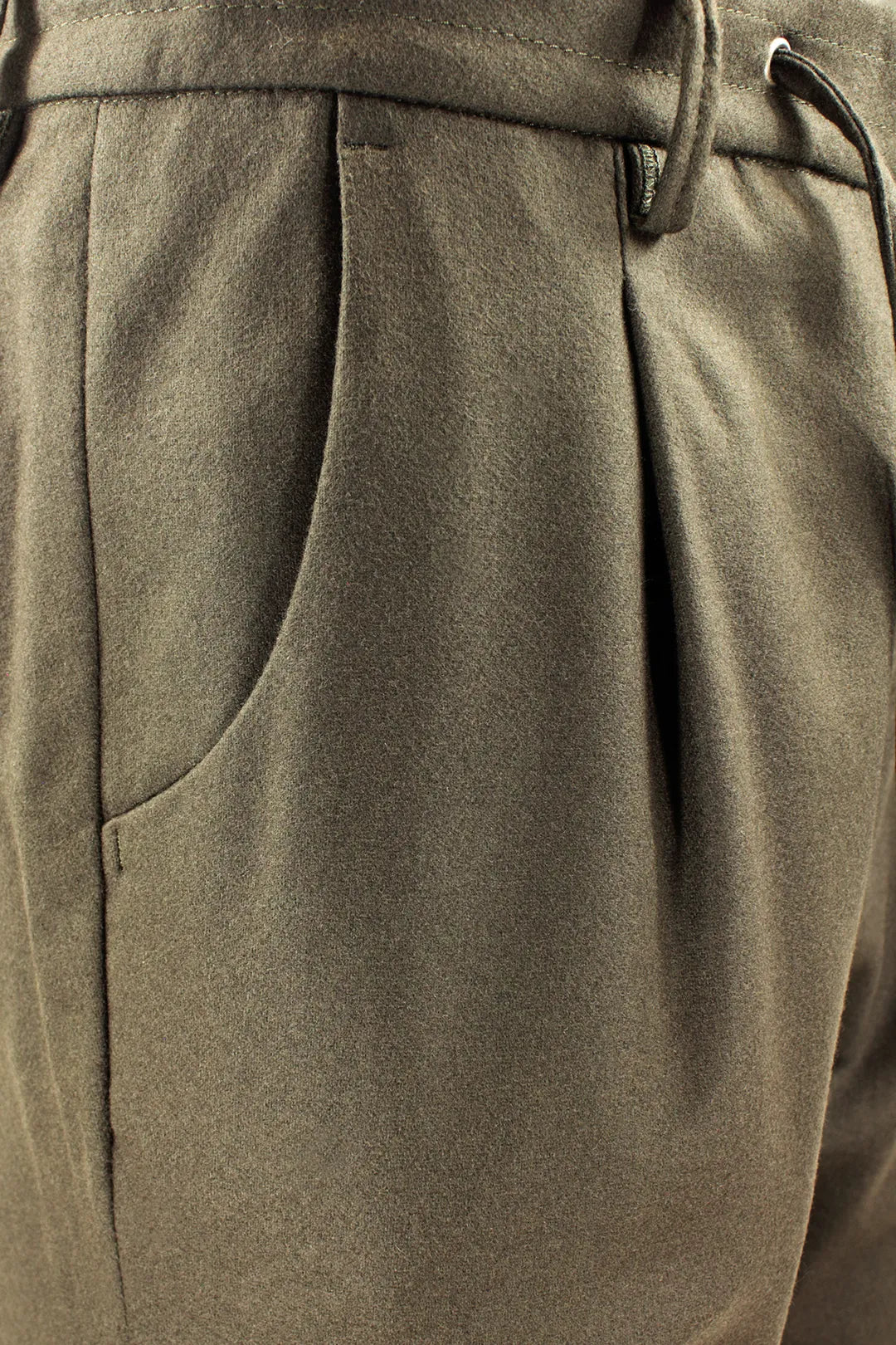 Pantalone con pince e coulisse in lana verde oliva tasca