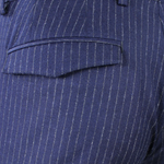 Pantalone con pince in lana blu gessata taschino