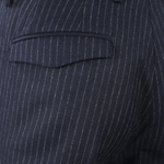 Pantalone con pince in lana blu notte gessata taschino