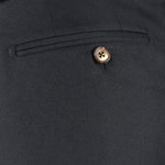 Pantalone loose fit con pince in lana nera taschino