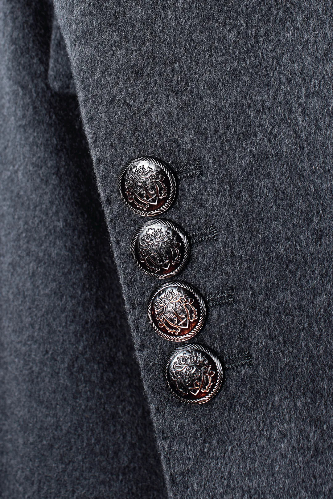 Cappotto doppiopetto in lana grigio antracite manica