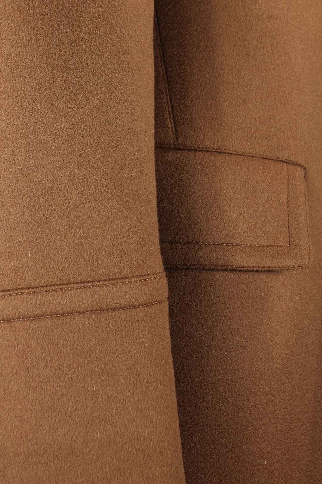 Cappotto doppiopetto in pura lana cammello tasca