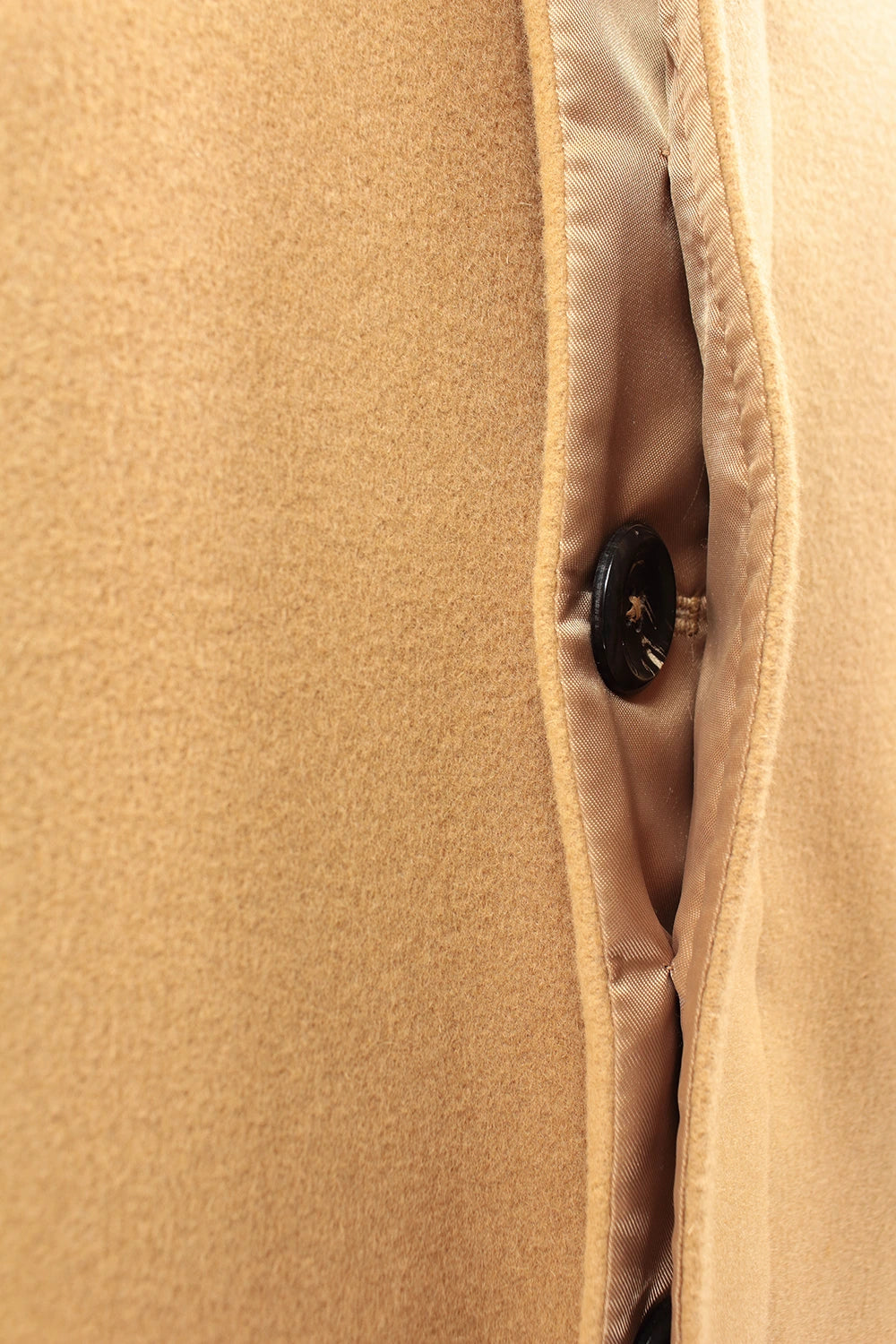Cappotto trench in lana cammello chiusura