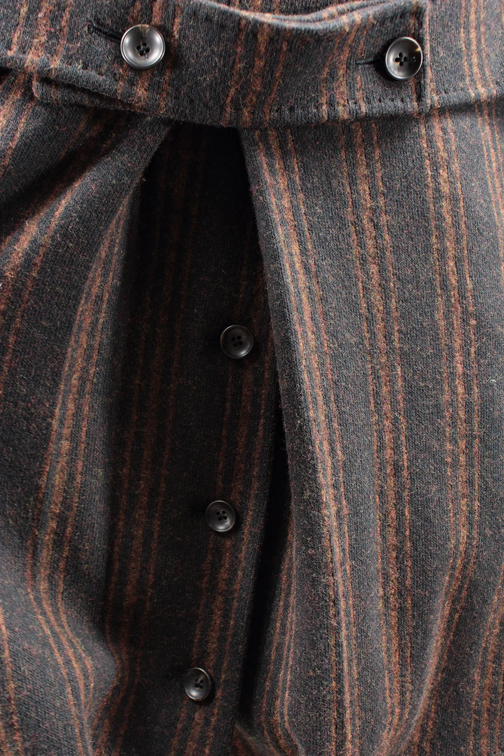 Cappotto in lana nera a righe marroni bottoniera