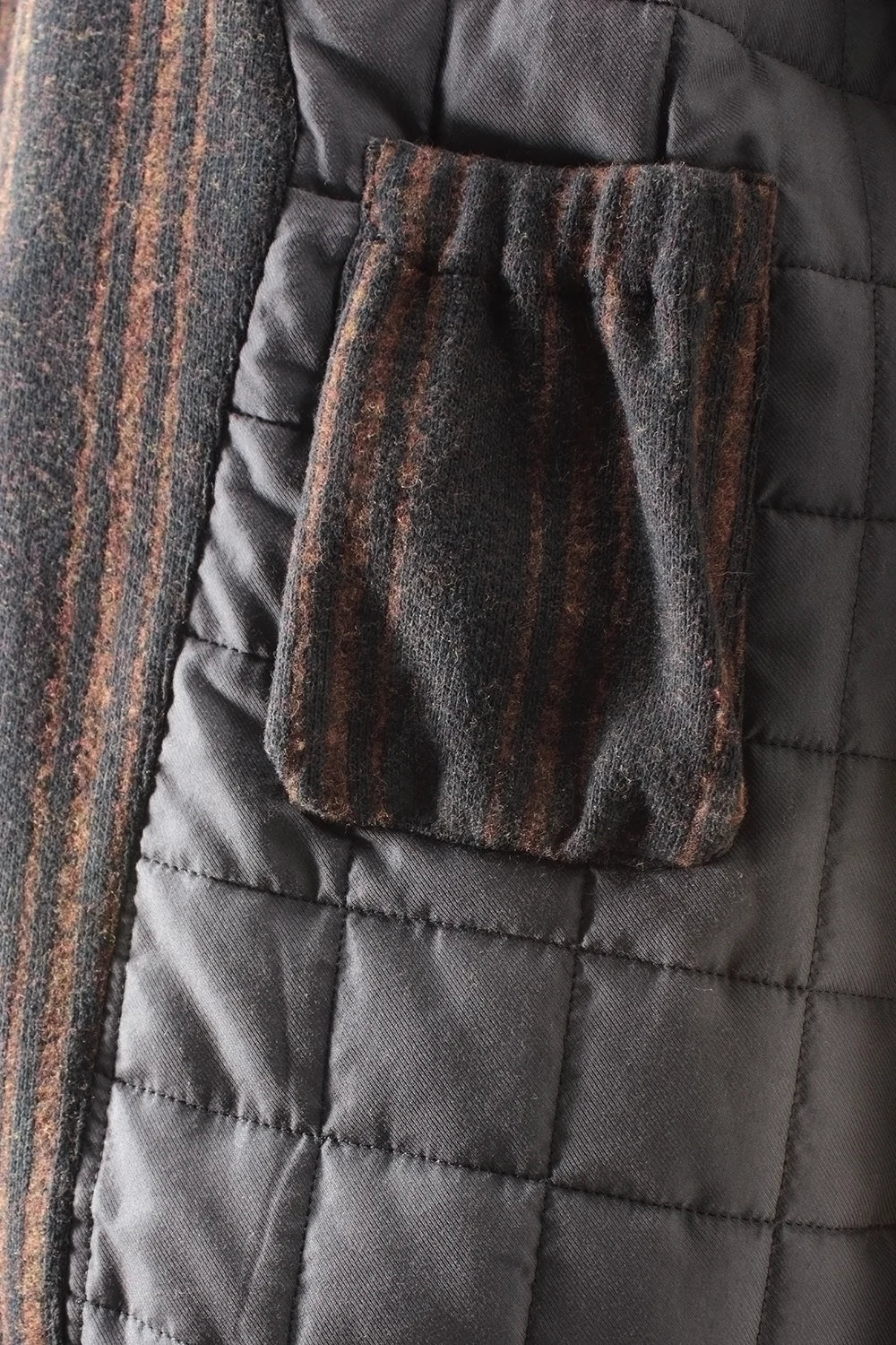 Cappotto in lana nera a righe marroni tasca