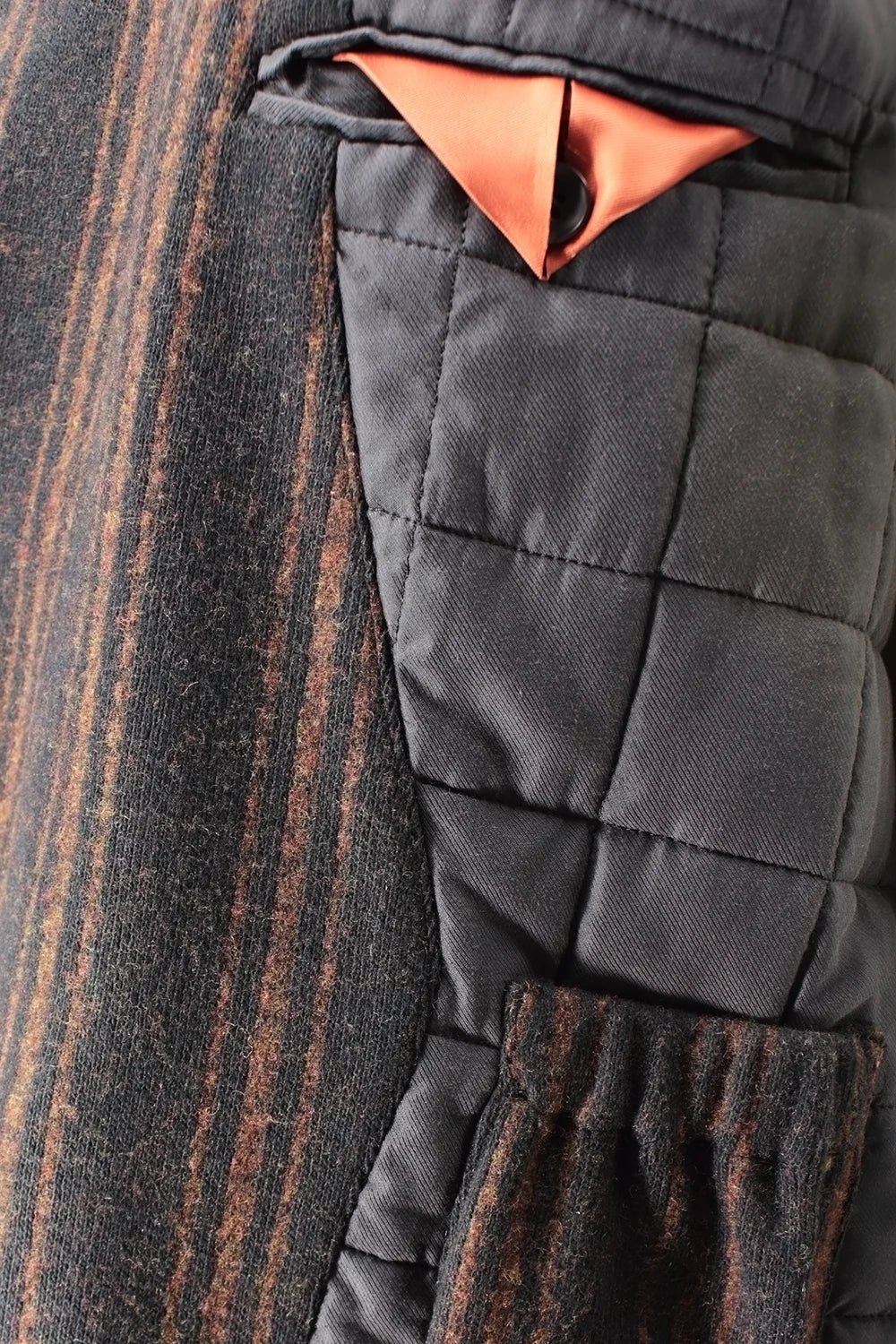 Cappotto in lana nera a righe marroni taschino